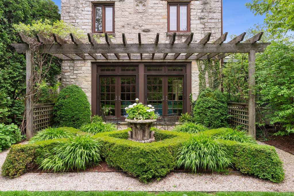 940 Private Rd - living room
