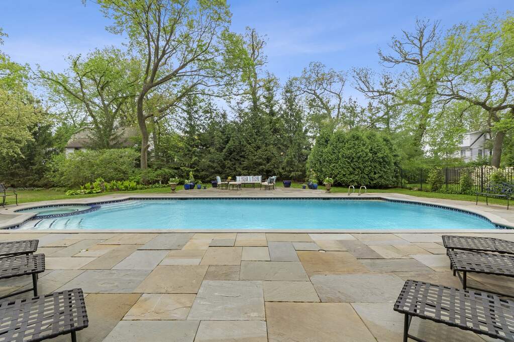 940 Private Rd - bedroom