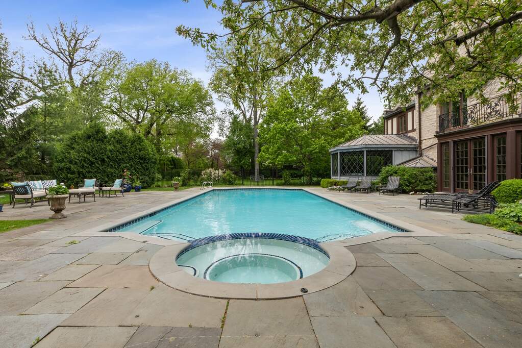 940 Private Rd - pool